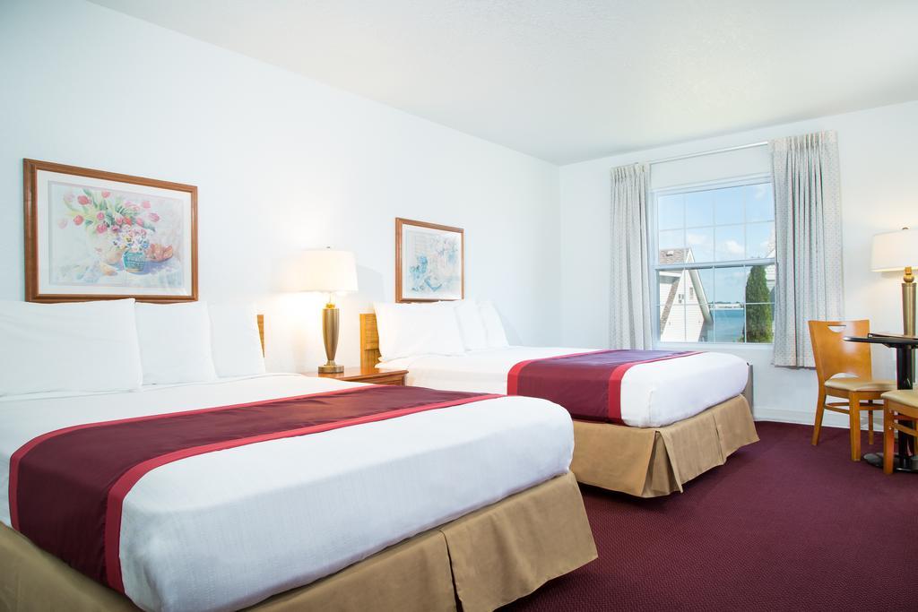 Clearwater Lakeshore Motel Mackinaw City Room photo