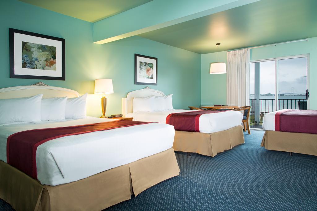Clearwater Lakeshore Motel Mackinaw City Room photo