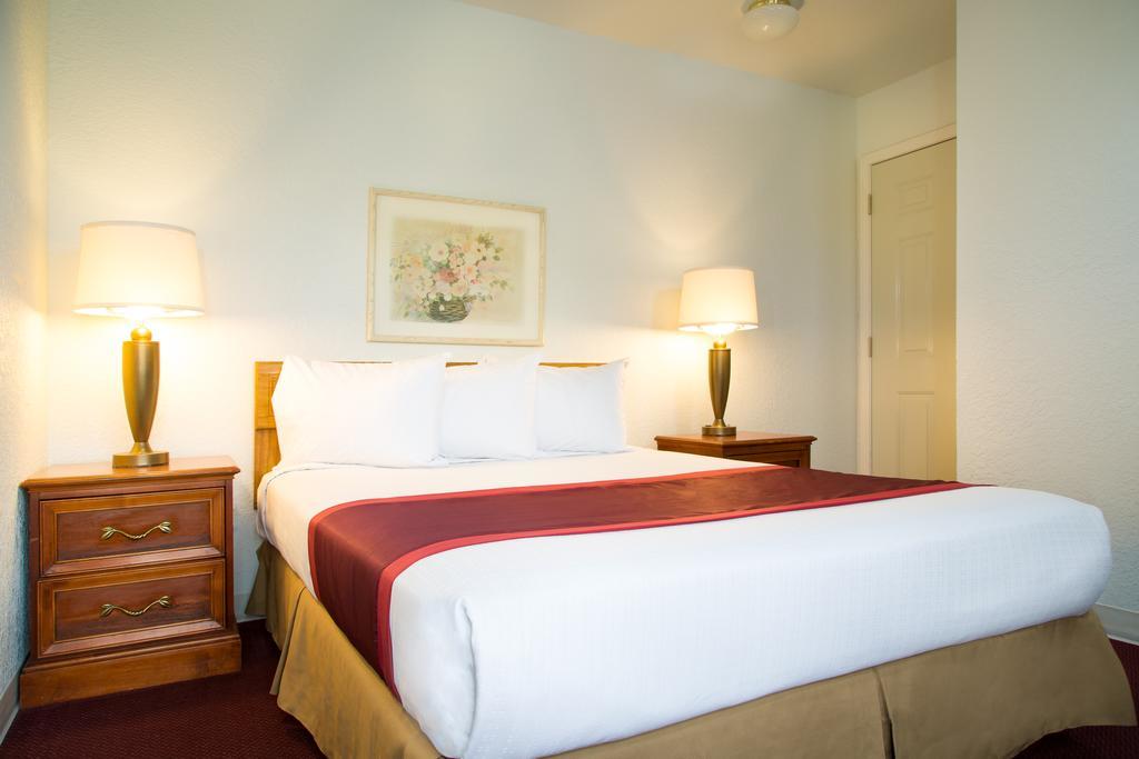 Clearwater Lakeshore Motel Mackinaw City Room photo