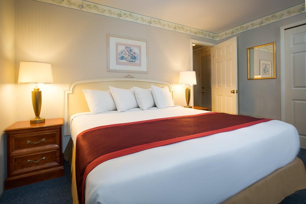 Clearwater Lakeshore Motel Mackinaw City Room photo